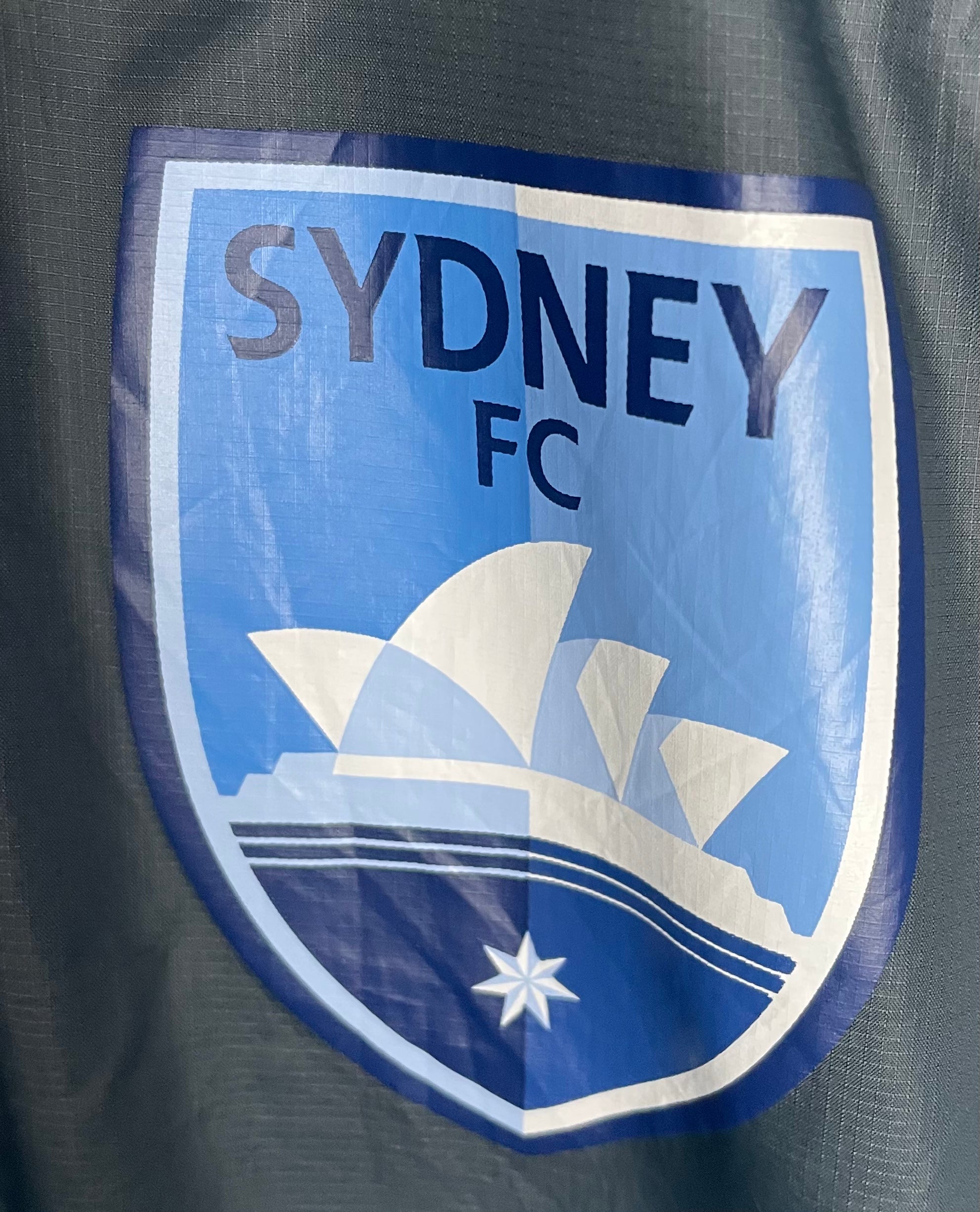 Under Armour Regenjacke Sydney FC Dunkelblau Größe XL