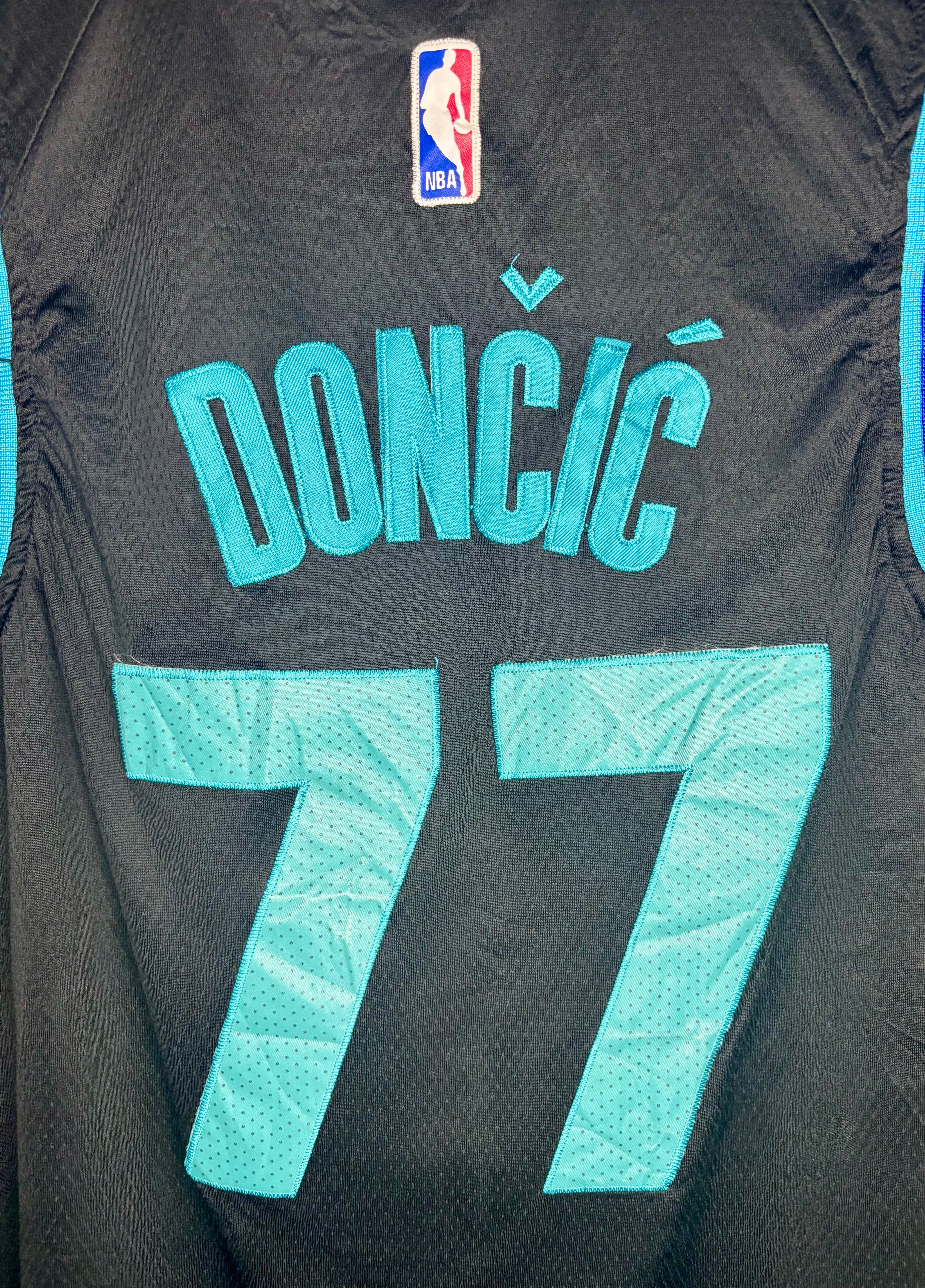Nike NBA Dallas Mavericks City Edition Jersey #77 Luka Doncic Schwarz Größe XL